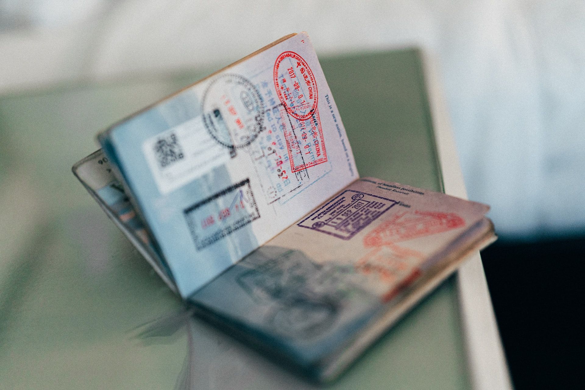 Un passeport avec des tas de visas tamponnés sur plusieurs pages.