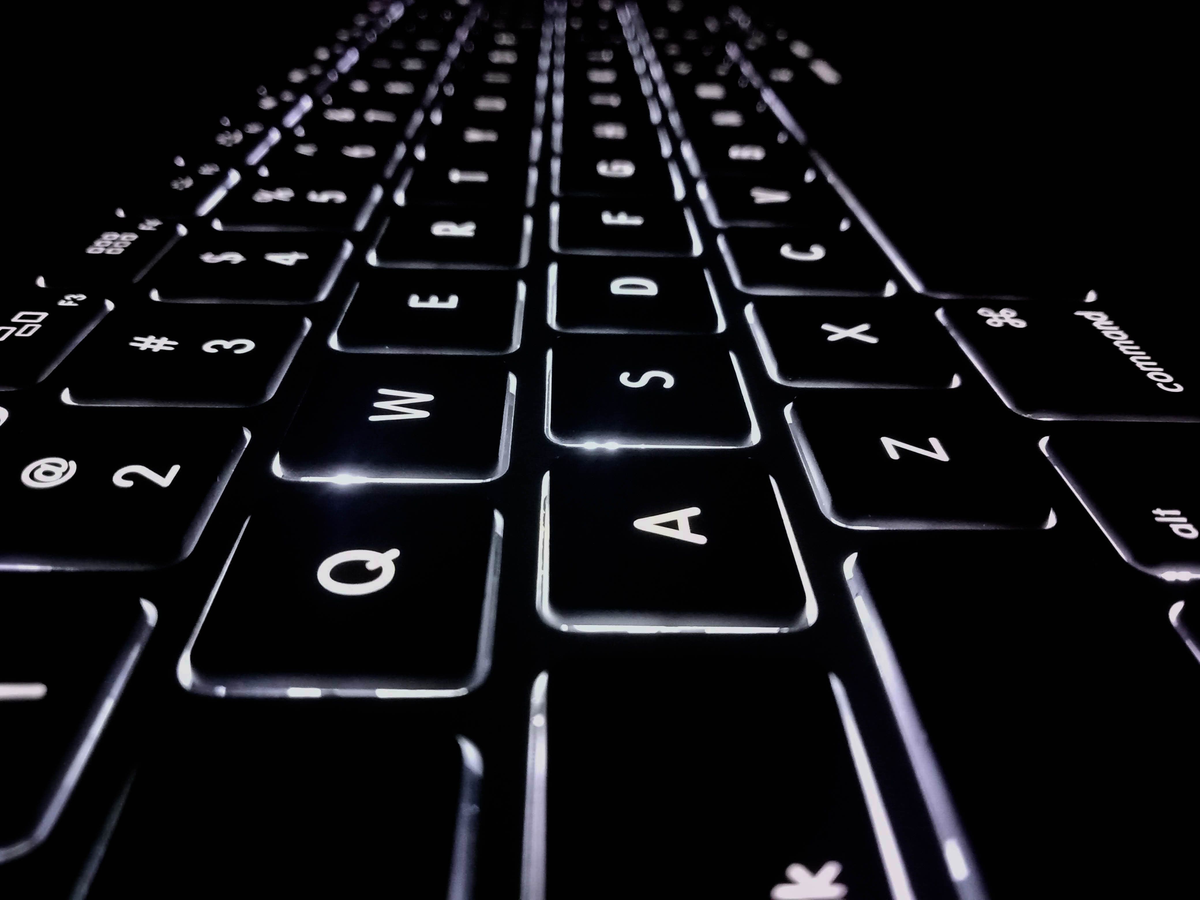 A QWERTY keyboard in complete darkness with its backlight on.